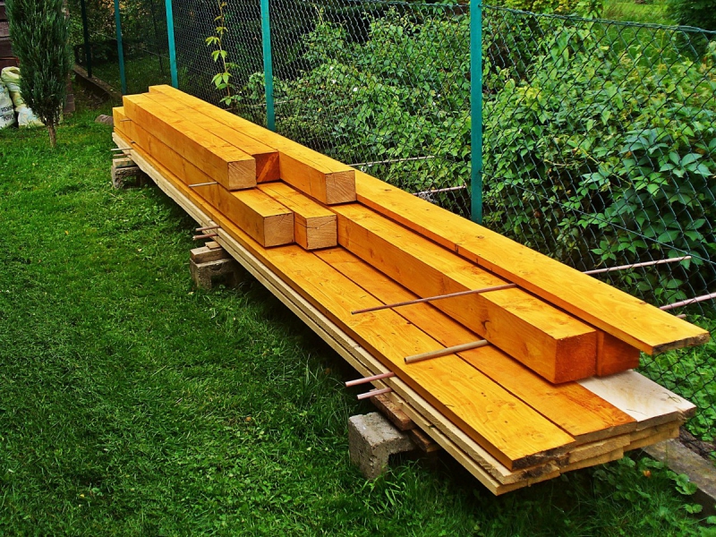 menuisier-TOURRETTES SUR LOUP-min_boards_the_rafters_joinery_tree_painting_wood_colored_paint-871508