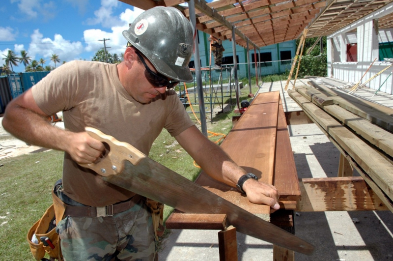 menuisier-TOURRETTES SUR LOUP-min_worker_construction_building_carpenter_male_job_build_helmet-893290